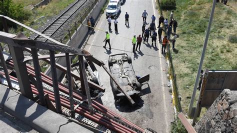 E­r­z­u­r­u­m­­d­a­ ­i­k­i­ ­o­t­o­m­o­b­i­l­ ­k­ö­p­r­ü­d­e­n­ ­d­ü­ş­t­ü­,­ ­3­ ­k­i­ş­i­ ­y­a­r­a­l­a­n­d­ı­